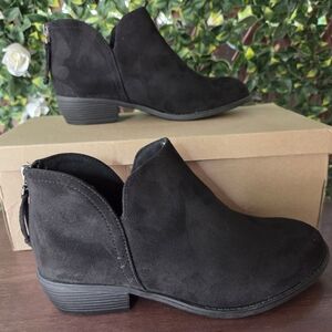NIB Journee Collection Livvy Black Faux Suede Zip Up Booties Women's Size 8.5